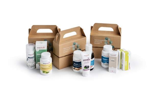 Vor zwei braunen Geschenkkartons mit Griffen werden verschiedene Flaschen, Tuben und Schachteln mit Nahrungsergänzungsmitteln von key4you präsentiert, die alle die Marke hervorheben.