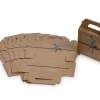 Neben mehreren flachen, braunen Geschenk-Box-Kartons mit Blattmotiv werden auch eine zusammengesetzte Schachtel mit Griff und einer ähnlichen Blattillustration sowie aufgedrucktem Text präsentiert.