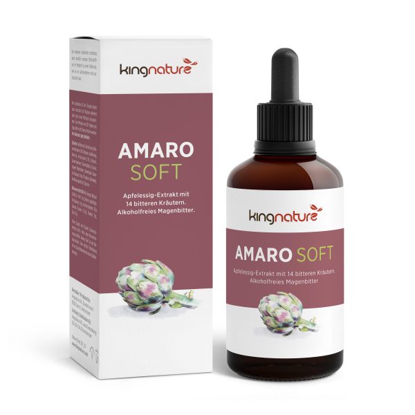 AmaroSoft_Box Bottle_v1.0_Front_De Eine Flasche und eine Schachtel Amaro Soft, ein alkoholfreier Kräuterextrakt aus Apfelessig mit Artischockenabbildung, der laut Etikett 14 Bitterkräuter enthält.