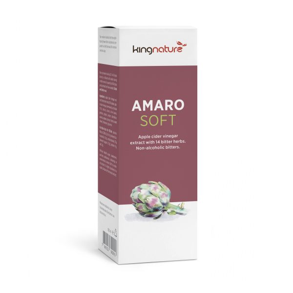 AmaroSoft_Box_v1.0_Front_En Eine weiß-kastanienbraune Schachtel mit der Aufschrift „Amaro Soft“ zeigt ein Artischockenbild. Die Verpackung beschreibt diesen alkoholfreien, bitteren Apfelessig-Extrakt aus 14 bitteren Kräutern.