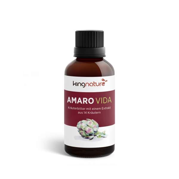 AmaroVida_Bottle_White Eine braune Glasflasche mit der Aufschrift „kingnature AMARO VIDA“ zeigt eine Artischocke und Kräuter. Der deutsche Text weist darauf hin, dass die Flasche Kräuterbitter und Extrakte aus 14 Kräutern enthält. Die Flasche ist mit einem schwarzen Schraubverschluss versehen.