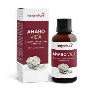 AmaroVida_BoxBottle_De_White Eine braune Glasflasche und eine Schachtel mit der Aufschrift „kingnature AMARO VIDA“, auf der ein Artischockenbild und ein deutscher Text darauf hinweisen, dass es sich um einen Kräuterbitter mit 14 Kräutern und 30 % Alkoholgehalt handelt.