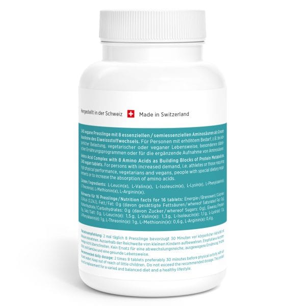Amino-Eight_v2.2-Back Eine weiße Nahrungsergänzungsmittelflasche mit türkisfarbenem Etikett, auf dem Nährwertangaben, Aminosäuregehalt und Text in deutscher Sprache angegeben sind. Das Etikett trägt das Zeichen „Made in Switzerland“ mit einer Schweizer Flagge und unterstreicht so die Premiumqualität.
