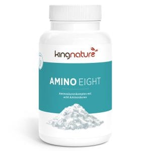 Amino-Eight_v2.2-Front Eine weiße Plastikflasche mit der Aufschrift „kingnature AMINO EIGHT“ zeigt auf der Vorderseite ein Bild von weißem Pulver. Das türkis-weiße deutsche Etikett wirbt für einen Komplex mit acht essentiellen Aminosäuren.