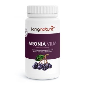 Aronia-Vida_v4.1-Front Eine weiße Flasche mit der Aufschrift „kingnature ARONIA VIDA“ zeigt ein Bild von Aroniabeeren und hebt Aroniaextrakt und Vitamin C als Inhaltsstoffe dieses Nahrungsergänzungsmittels hervor.