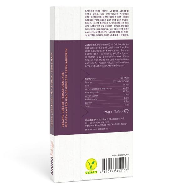 Aronia_Schoggi_Back Die Rückseite einer weißen Schokoladentafel mit deutschem Text, Nährwertangaben, Zutaten, Vegan-Label und einem Strichcode. Auf den Seiten ist der Produktname zu sehen: Vegane Edelbitterschokolade mit Kakao und usbekischer Aroniabeeren.