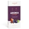 Aronia_Schoggi_Front Eine Schokoladenverpackung mit der Aufschrift ARONIA Schoggi zeigt Bilder von Aroniabeeren und Schokolade. Der vegane, sojafreie Genuss mit 66 % Kakaoanteil wird in der Schweiz hergestellt und präsentiert sich in einem weiß-violetten Design, das die natürlichen Zutaten hervorhebt.