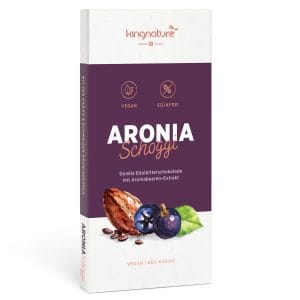 Aronia_Schoggi_Front Eine Schokoladenverpackung mit der Aufschrift ARONIA Schoggi zeigt Bilder von Aroniabeeren und Schokolade. Der vegane, sojafreie Genuss mit 66 % Kakaoanteil wird in der Schweiz hergestellt und präsentiert sich in einem weiß-violetten Design, das die natürlichen Zutaten hervorhebt.