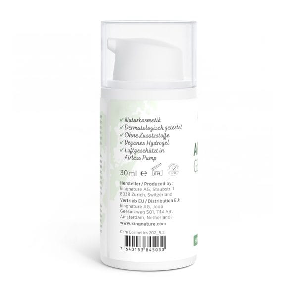 Artemisia Gel_Side_White BG Das Artemisia-Gel 30 ml wird in einer weißen Pumpflasche mit deutschem Text geliefert, der Merkmale wie veganes Hydrogel und Airless-Pumpe hervorhebt; Angaben zu Hersteller und Vertrieb finden Sie weiter unten. Jetzt Artemisia-Gel kaufen!.