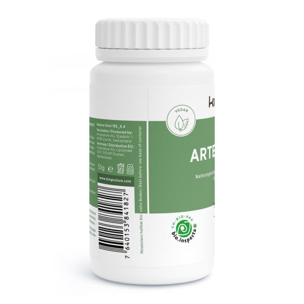 Artemisia-Vida_v4.4-Side Eine weiße Plastikflasche mit weißem Deckel und grünem Etikett, auf dem ein Vegan-Symbol, deutscher Text, ein Strichcode und ein Bio-Prüfzeichen für Nahrungsergänzungsmittel zu sehen sind.