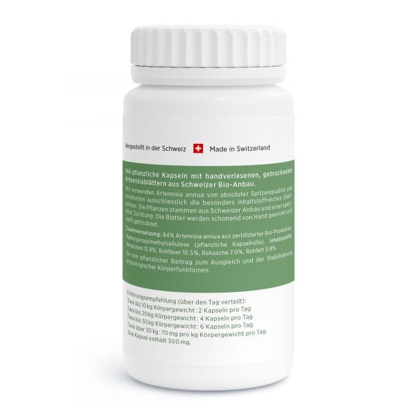 Artemisia-mini-PET_v2.2-Back Auf einer weißen Flasche mit weißem Verschluss befindet sich ein grünes Etikett in deutscher Sprache über Bio-Aronia-Kapseln aus der Schweiz, inklusive Dosierungsanleitung und Zertifizierung. Oben sind die Schweizer Flagge und „Made in Switzerland“ abgebildet.