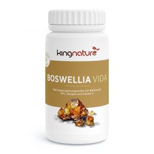 Eine weiße Flasche mit der Aufschrift „kingnature BOSWELLIA VIDA“ zeigt ein Bild von Weihrauchharzstücken. Das Etikett hebt die Mischung aus Weihrauch, OPC, Mangan und Vitamin C für die tägliche Unterstützung hervor.