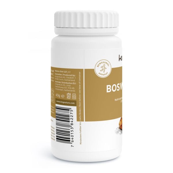 Boswellia-Vida_v1.1-Side Eine weiße Plastikflasche mit weißem Verschluss und der Aufschrift „BOSWELLIA“ auf einem gold-weißen Etikett. Die Flasche trägt deutschen Text und einen Barcode an der Seite. Dieses Nahrungsergänzungsmittel stammt von der Marke kingnature.