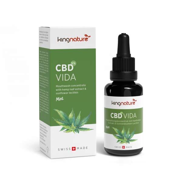 BoxBottle_CBDVida_En copy Die grün-weiße „CBD Vida“-Box und die Tropfflasche zeigen Hanfblätter. Es handelt sich um ein 5%iges Minz-Mundwasserkonzentrat, hergestellt aus Hanfblattextrakt und Sonnenblumenlecithin.