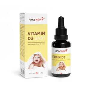 Eine Flasche und eine Schachtel des Vitamin-D3-Babypräparats von Kingnature. Auf der weiß-gelben Verpackung ist ein lächelndes, in ein Handtuch gewickeltes Baby abgebildet, mit dem rot-schwarzen deutschen Text „Vitamin D für Baby“.