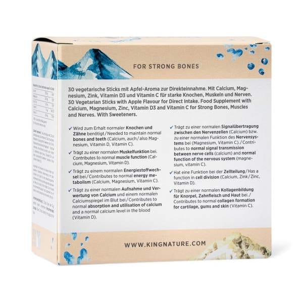 CALCIUM SHOT back Eine Schachtel Calcium Shot Nahrungsergänzungssticks für starke Knochen mit Apfelgeschmack. Die Verpackung zeigt Bergmotive und zweisprachige Informationen und hebt ein naturnahes Calcium-Präparat mit Magnesium, Zink sowie den Vitaminen D3 und C hervor.