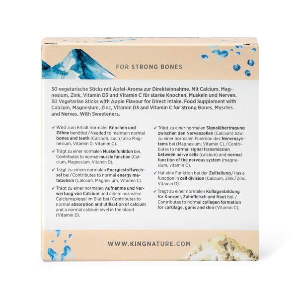 CALCIUM SHOT back01 Eine Schachtel mit der Aufschrift „FÜR STARKE KNOCHEN“ präsentiert den Calcium Shot – ein natürliches Kalziumpräparat mit Magnesium, Zink und Vitamin D3 für Knochen, Muskeln und Nerven – mit einer Beschreibung der Inhaltsstoffe und Vorteile auf Deutsch und Englisch. Website: kingnature.com.