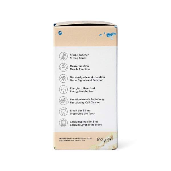 CALCIUM SHOT right Auf einer Calcium Shot-Box sind die Vorteile auf Deutsch und Englisch aufgeführt: Unterstützt starke Knochen, Muskelfunktion, Nervensignale, Energiestoffwechsel, Zellteilung, Zahnerhaltung und Blutkalziumspiegel. Nettogewicht: 102 g.