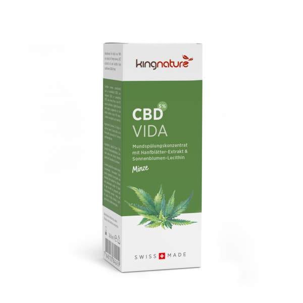 CBDVIDA_Box_De copy Eine weiß-grüne Schachtel mit CBD Vida Mundwasserkonzentrat, verziert mit Cannabisblättern und einem „Swiss Made“-Etikett, enthält einen deutschen Text, der Hanfblattextrakt, Sonnenblumenlecithin und Minzgeschmack hervorhebt.