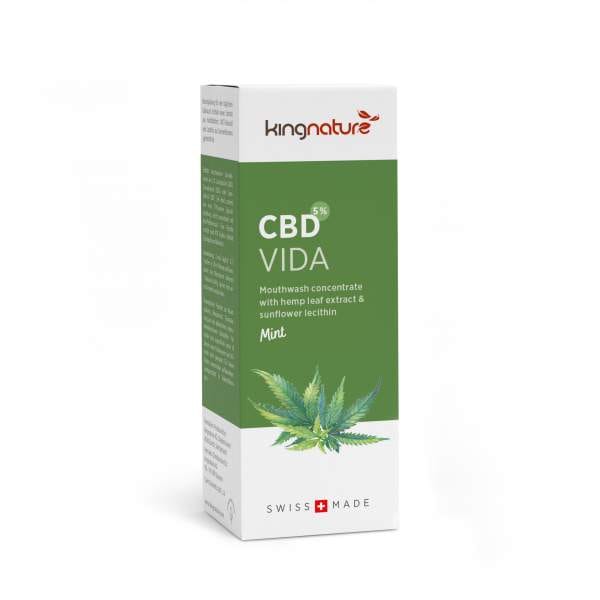 CBDVIDA_Box_En copy Eine weiß-grüne Schachtel CBD Vida Mundwasserkonzentrat zeigt eine Abbildung eines Hanfblatts, ein Etikett mit Minzgeschmack und das Swiss Made-Logo.