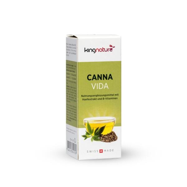 Canna Vida Packshot Front (48) DE WEB Weiße Schachtel des Nahrungsergänzungsmittels Canna Vida mit Hanfextrakt und B-Vitaminen. Auf der Vorderseite sind Bilder von Tee, Hanfblättern und -samen abgebildet. Auf der Unterseite steht „Swiss Made“.