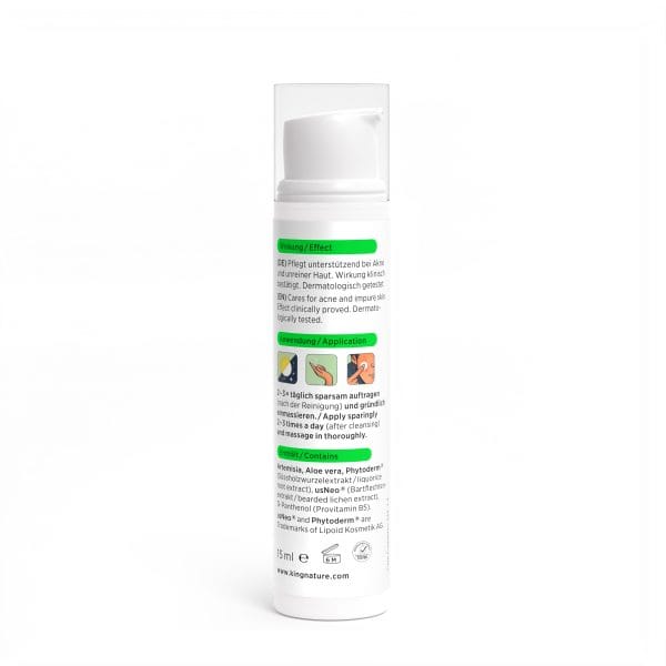 Eine weiße Hautpflegeflasche mit Pumpspender ist mit grünen und orangefarbenen Textblöcken in Deutsch und Englisch versehen, die Anwendungshinweise und Inhaltsstoffe auflisten. Die Flasche steht vor einem schlichten weißen Hintergrund.