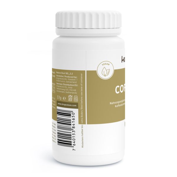 Coffea-Vida_v2.2-Side Eine weiße Kunststoffflasche mit weißem Schraubverschluss und einem weiß-goldenen Etikett mit dem Produktnamen "Coffea Vida", dem Veganer-Symbol, dem Strichcode und deutschem Text weist darauf hin, dass es sich um ein Nahrungsergänzungsmittel von Grüner Kaffee handelt.