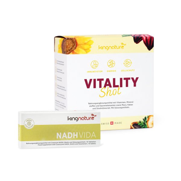 Energiepaket_basic-3 Das Energiepaket Basic beinhaltet zwei Swiss Made kingnature Nahrungsergänzungsmittel: eine große Vitality Shot Box (Immunsystem, Energie, Zellschutz) und eine kleinere NADH VIDA Box.