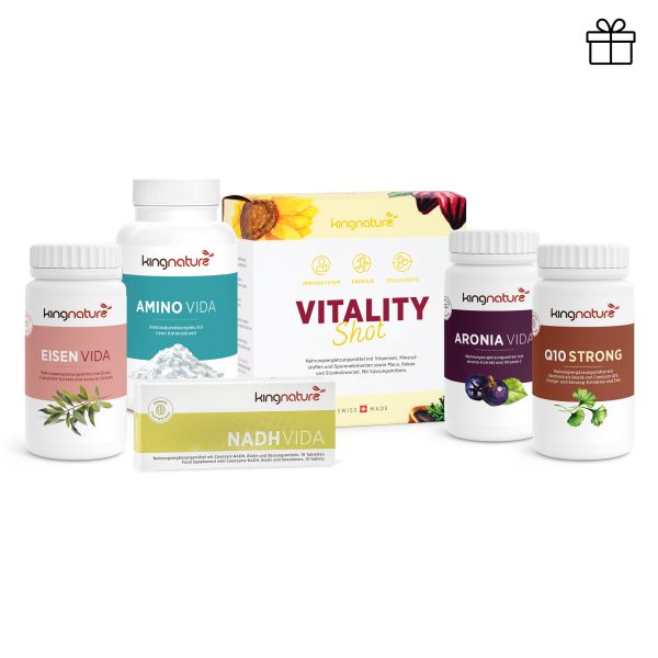 Energiepaket_professional-3 Das Energiepaket Professional Set besteht aus sechs kingnature Nahrungsergänzungsmitteln – AMINO VIDA, EISEN VIDA, ARONIA VIDA, Q10 STRONG Flaschen sowie VITALITY Shot und NADH VIDA Boxen – präsentiert auf weißem Hintergrund.