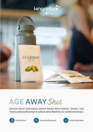 Ein Produkte-Flyer (ohne Muster) liegt neben einer Wasserflasche auf einem Tisch; der Text darunter hebt die Vorteile für den Stoffwechsel, die Blutzuckerregulierung und den Schutz der Blutgefäße vor oxidativem Stress hervor.