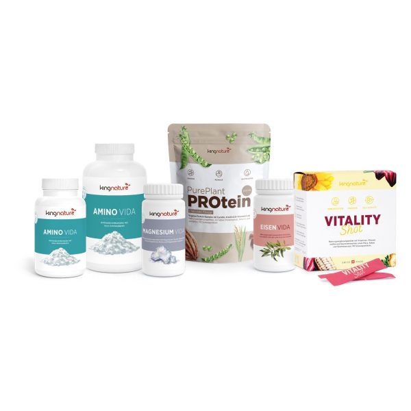 Verschiedene Nahrungsergänzungsmittel von Kingnature, darunter Flaschen mit Amino Vida, Magnesium Vida, Beutel mit reinem Pflanzenprotein, eine Flasche mit Eisen Vida und eine Schachtel mit Beuteln mit Vitality Shot, mit wichtigen natürlichen Inhaltsstoffen auf weißem Hintergrund.
