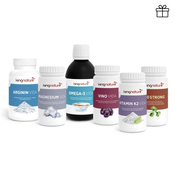 Sechs weiße Supplement-Fläschchen und eine dunkle Flasche von kingnature sind in einer Reihe ausgestellt, alle gekennzeichnet als Teil der Produktlinie Herzpaket Professional.