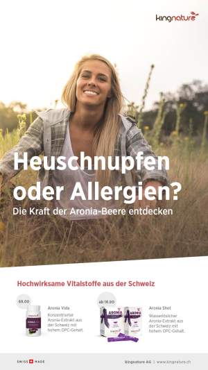 Eine lächelnde Frau mit einem Taschentuch in der Hand sitzt neben einem Hund auf einem Sofa. Der Text wirbt für Schweizer Aroniabeeren-Produkte gegen Heuschnupfen und Allergien und bietet Downloads, zwei Produktbilder und unten die Preise.