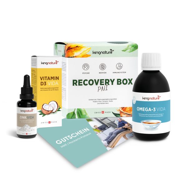 Eine Auswahl an kingnature Gesundheitsprodukten, wie Vitamin D3 Tropfen, Zink Vida Tropfen, eine Omega-3 Flasche, die Recovery Box PN1 aus dem PEP-Protokoll Immun Sortiment und zwei grüne Gutscheine, angeordnet auf weißem Hintergrund.