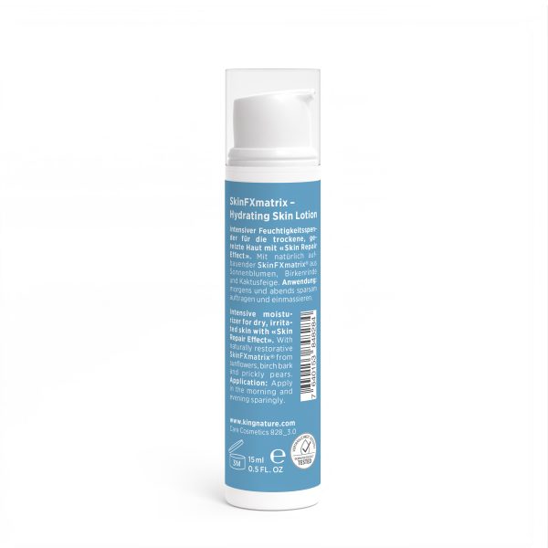 Eine blau-weiße Flasche Muster Hydrating Skin Lotion steht aufrecht und zeigt ihr Etikett mit Produktdetails, Gebrauchsanweisungen in Englisch und Deutsch sowie einer Muster-Mustermarkierung.