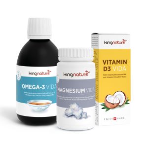 Immunpaket_basic-2 Das Immunpaket Basic umfasst drei Nahrungsergänzungsmittel von kingnature: Omega-3 Vida (schwarze Flasche), Magnesium Vida (weiße Flasche mit Wolkengrafik) und Vitamin D3 Vida (Box mit Kokosnuss- und Schweizer Flaggenmotiven).