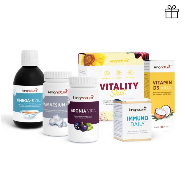 Ein Set an Nahrungsergänzungsmitteln von kingnature – darunter Omega-3, Magnesium, Aronia Vida, Immuno Daily, Vitamin D3 Vida, eine Vitality Shot Box und das Immunpaket Professional – angeordnet auf weißem Hintergrund.