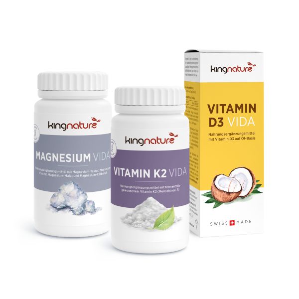 Knochenpaket_basic-3 Entdecken Sie Knochenpaket Basic: drei Nahrungsergänzungsmittel von Kingnature – Magnesium Vida (weiße Flasche), Vitamin K2 Vida (Flasche mit Blattgrafik) und Vitamin D3 Vida (Box mit Kokosnussbild).