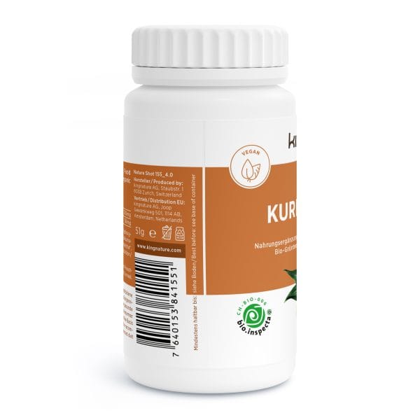 Kurkuma-Vida_v4.0-Side Eine weiße Plastikflasche mit weißem Verschluss und orangefarbenem Etikett für vegane Kurkuma-Ergänzungsmittel. Das Etikett zeigt ein Blattsymbol, Zertifizierungen, einen Barcode und Produktdetails in deutscher Sprache. Veganfreundliche Wahl.