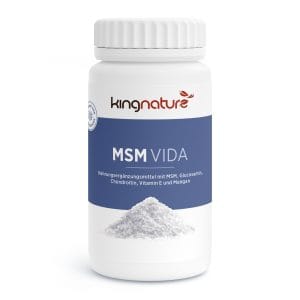 MSM-Vida_v4.3-Front Eine weiße Flasche mit der Aufschrift „kingnature MSM VIDA“ und blauem Etikett enthält Nahrungsergänzungsmittelpulver. Vor der Flasche ist ein kleiner Haufen weißes MSM-Pulver abgebildet.