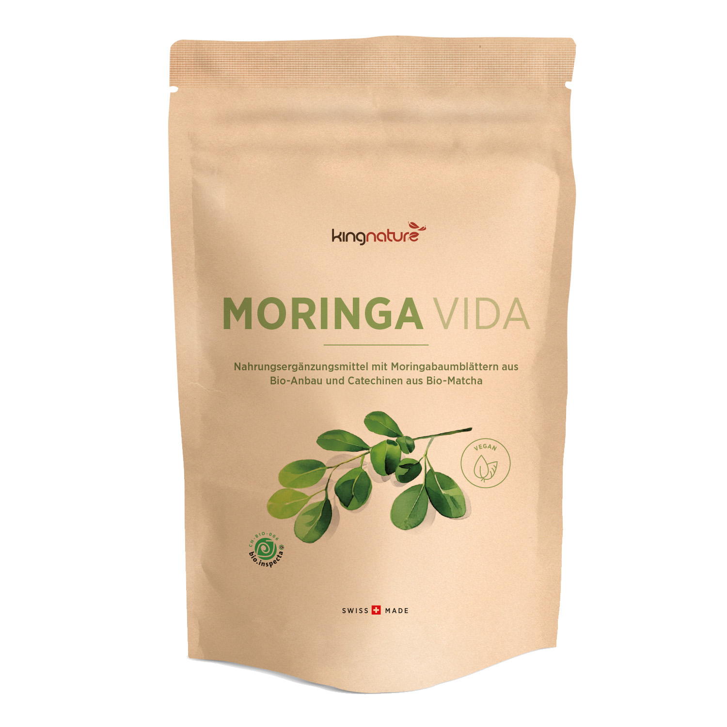 Ein beigefarbener Beutel mit der Aufschrift „Moringa Vida Bio“ zeigt ein grünes Blatt, Bio- und Vegan-Symbole sowie einen Text über Bio-Moringa-Blattpulver – ideal für alle, die Moringa-Kapseln kaufen möchten. Auf der Unterseite steht „Swiss Made“.