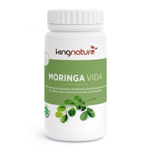 Moringa-Vida_v4.3-Front Eine weiße Flasche mit der Aufschrift „kingnature MORINGA VIDA“ ist in Grün und Weiß gehalten und mit Abbildungen von Moringablättern versehen. Der deutsche Text auf dem Etikett weist darauf hin, dass es sich um ein Nahrungsergänzungsmittel aus Bio-Moringablattpulver handelt.