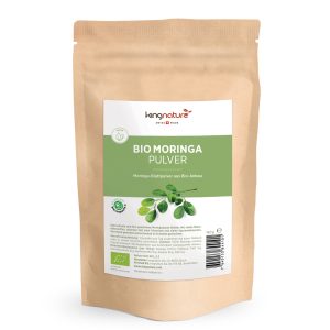 Ein brauner, wiederverschließbarer Beutel mit der Aufschrift Moringa Blattpulver Bio zeigt ein Bild von Moringablättern, grüne und weiße Farben und einen deutschen Text für alle, die hochwertiges Bio-Moringa-Blattpulver kaufen möchten.