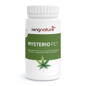 Eine weiße Flasche mit der Aufschrift „kingnature MYSTERIO PET“ mit einem grünen Abschnitt, einem Hanfblattbild und deutschem Text, der darauf hinweist, dass es sich um ein Ergänzungsmittel für Hunde und Katzen handelt, das Hanföl, Traubenkernextrakt, Vitamin C und Nährstoffe enthält.