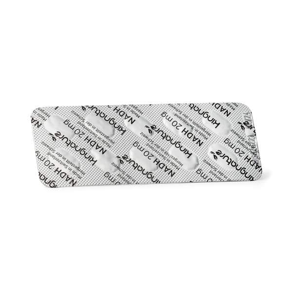 NADH Blister back Eine silberne Blisterpackung mit der Aufschrift „NADH Vida“ enthält 20 mg Antioxidantientabletten, wobei der Produktname und die Dosierung in schwarzer Schrift auf der Verpackung aufgedruckt sind.