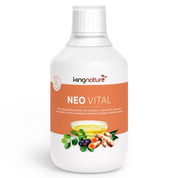 Eine weiße Plastikflasche mit der Aufschrift „kingnature NEO VITAL“ weist einen orangefarbenen Bereich auf und hebt Inhaltsstoffe wie Kurkuma, Sanddorn und Schwarze Johannisbeere hervor. Neben diesen natürlichen Inhaltsstoffen werden auf dem Etikett auch Vitamine und Nährstoffe in deutscher Sprache aufgeführt.