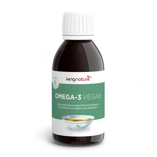 OMEGA3 Vegan_v3.0_Bottle Eine dunkle Flasche mit der Aufschrift „Omega-3 Vegan“ und weißem Verschluss weist einen grünen Abschnitt und eine Schale mit klarer Flüssigkeit auf dem Etikett auf, zusammen mit dem deutschen Text „Veganes Omega-3-Öl aus Algen und Sonnenblumen“.
