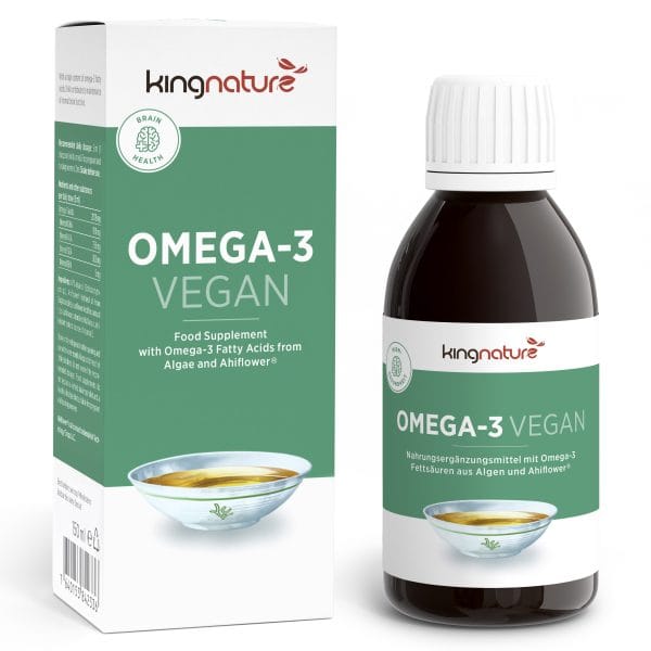 OMEGA3 Vegan_v3.0_BottleBox_En Eine Schachtel und eine Flasche des veganen Omega-3-Nahrungsergänzungsmittels von Kingnature mit grün-weißer Beschriftung, die auf vegane Omega-3-Fettsäuren aus Algen hinweist, sowie ein Bild einer Schüssel Öl auf Schachtel und Flasche.