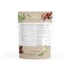 PurePlant PROtein_v1.0-Back Die Rückseite eines 500-g-Beutels mit Proteinpulver zeigt Nährwertangaben, Text, Bilder von Erbsen, Kakaobohnen, einem Schokoriegel und dem Shaker „Blender Bottle Prostak Pro“ auf beigem Hintergrund.
