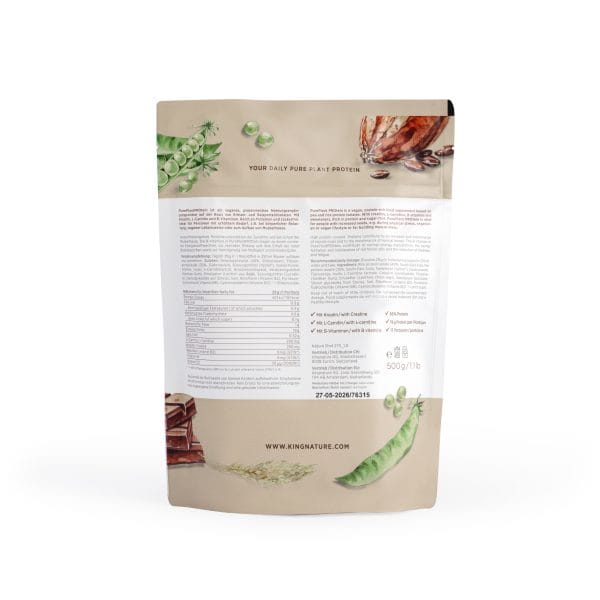 PurePlant PROtein_v1.0-Back Die Rückseite eines 500-g-Beutels mit Proteinpulver zeigt Nährwertangaben, Text, Bilder von Erbsen, Kakaobohnen, einem Schokoriegel und dem Shaker „Blender Bottle Prostak Pro“ auf beigem Hintergrund.